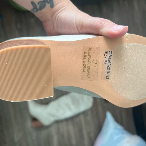 faux suede cream colored boots brand new in box - Picture 3 of 3